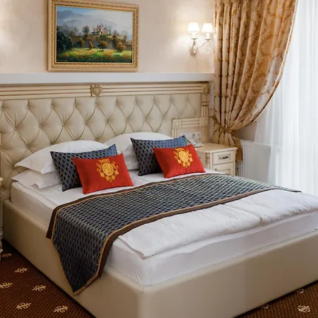 Отель Chevalier &